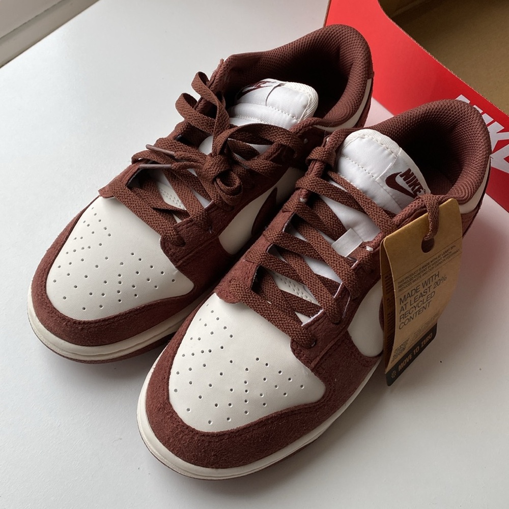NIB Women’s Nike Dunk Low sneakers in white and suede brown - Picture 3 of 8